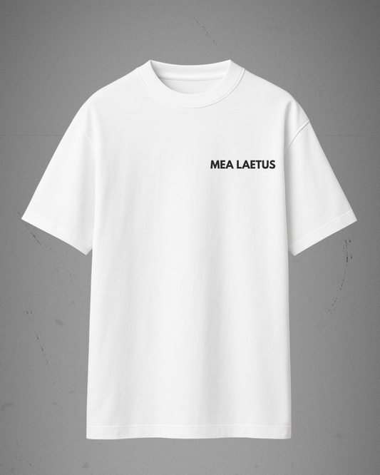 Weißes Oversized T-Shirt mit schwarzem MEA LAETUS Brustlogo auf grauem Hintergrund. Flatlay Frontansicht.