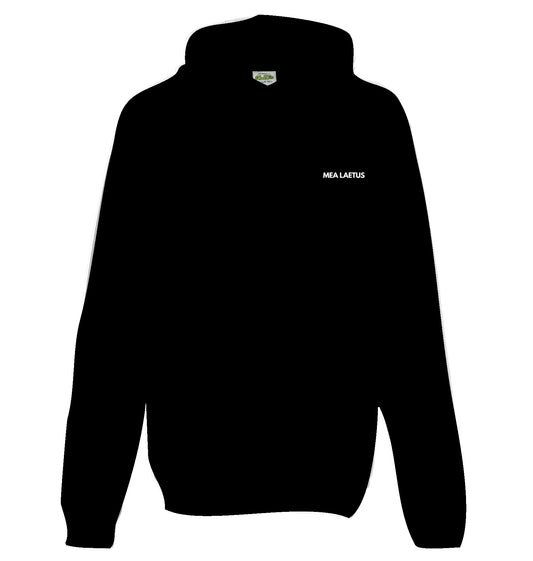 Schwarzer Hoodie mit weißem MEA LAETUS Brustlogo auf weißen Hintergrund. Frontansicht Flatlay.