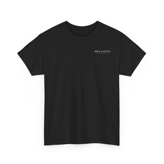 Schwarzes T-Shirt mit kleinem weißem MEA LAETUS Atelier Brustlogo
