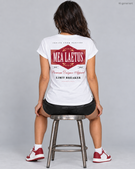 Weißes Damen-T-Shirt Limitbreaker von MEA LAETUS – roter Rückenprint am sitzenden Model im Studio.