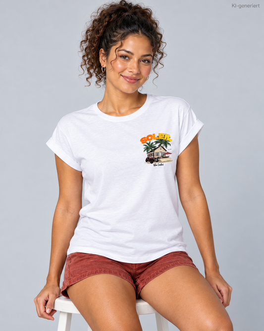 MEA LAETUS Finca Soleil Damen T-Shirt in Weiß – Nähere Studio-Frontansicht des SOLEIL Brustmotivs mit Strandhaus und Palmen
