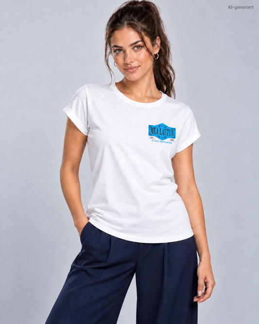 Model im weißen MEA LAETUS Limitbreaker Damen-T-Shirt mit blauem Brustemblem, Frontansicht im Studio