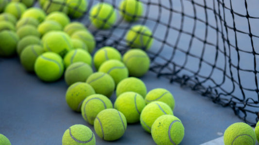 Tennisbälle am Netz auf einem Tennisplatz – Retro Tennis Streetwear Magazin