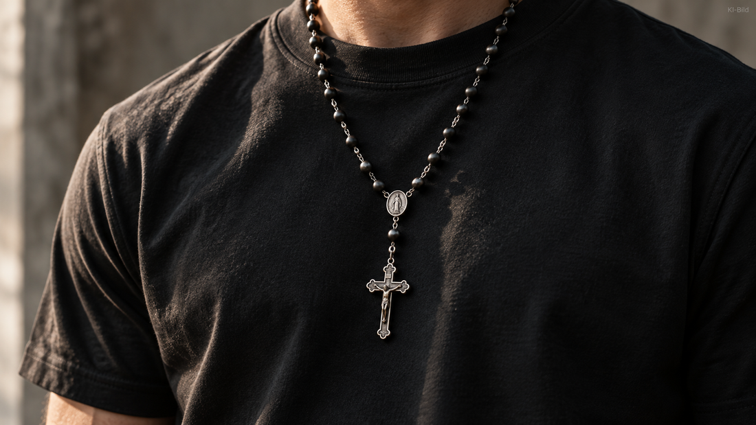 Rosenkranz mit Kreuz auf schwarzem Shirt – Faith Over Fear