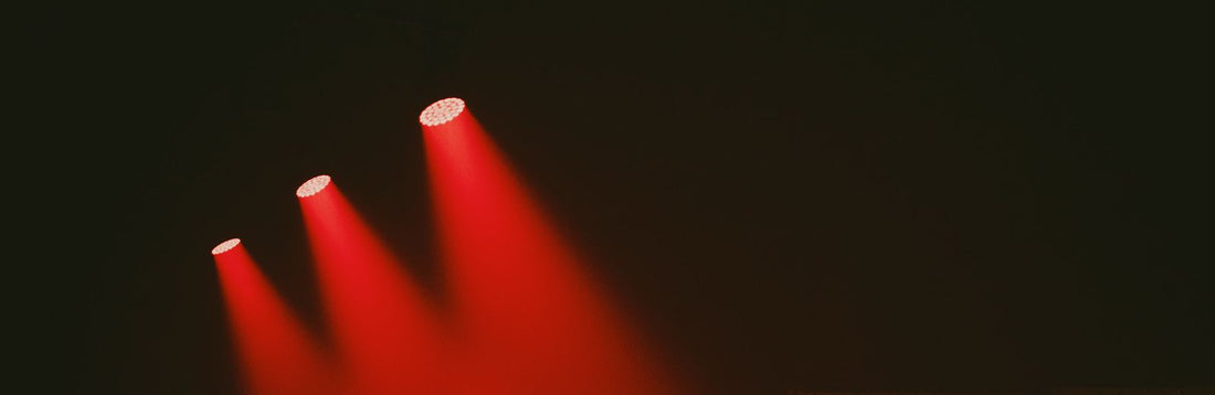 Rote Spotlights auf dunkler Bühne – dunkle Symbolik und Fashion Week
