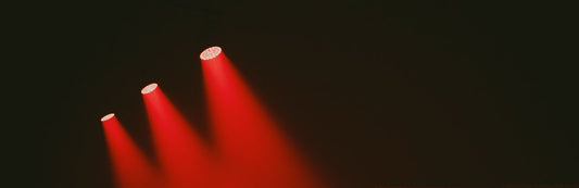 Rote Spotlights auf dunkler Bühne – dunkle Symbolik und Fashion Week