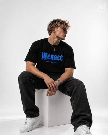 Mann trägt BLUE MENACE | Streetwear Graphic T-Shirt Herren in schwarz