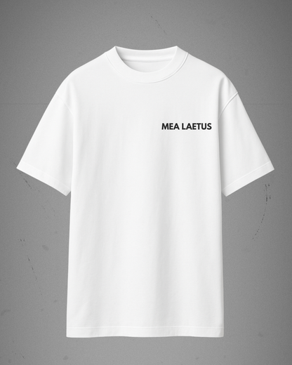 Weißes Oversized T-Shirt mit schwarzem MEA LAETUS Brustlogo auf grauem Hintergrund. Flatlay Frontansicht.