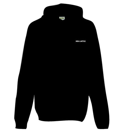 Schwarzer Hoodie mit weißem MEA LAETUS Brustlogo auf weißen Hintergrund. Frontansicht Flatlay.