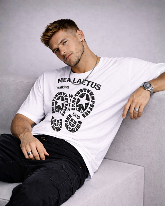 MEA LAETUS Walking With Drip T-Shirt  mit Bootprint als Graphic Tee.