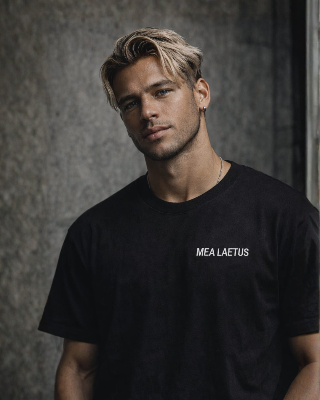 Model trägt schwarzes Oversized T-Shirt mit weißem MEA LAETUS Brustlogo