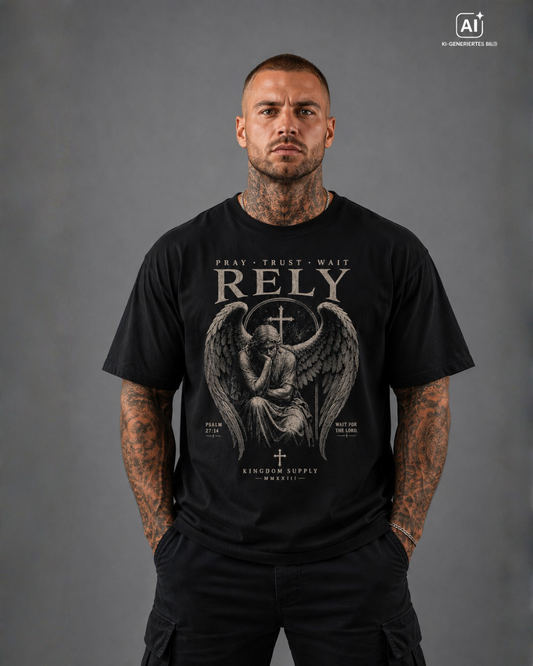 Mann trägt schwarzes T-Shirt mit Frontdruck „RELY – Pray Trust Wait“, Engel Motiv und Psalm 27:14, Christian Streetwear.