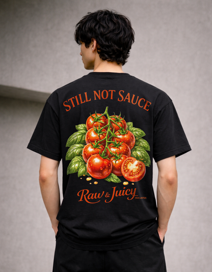 Rückenansicht von männlichem Model mit schwarzem MEA LAETUS Tomato Backprint Graphic T-Shirt - Still Not Sauce / Raw & Juicy Tomaten Print - MEA LAETUS.