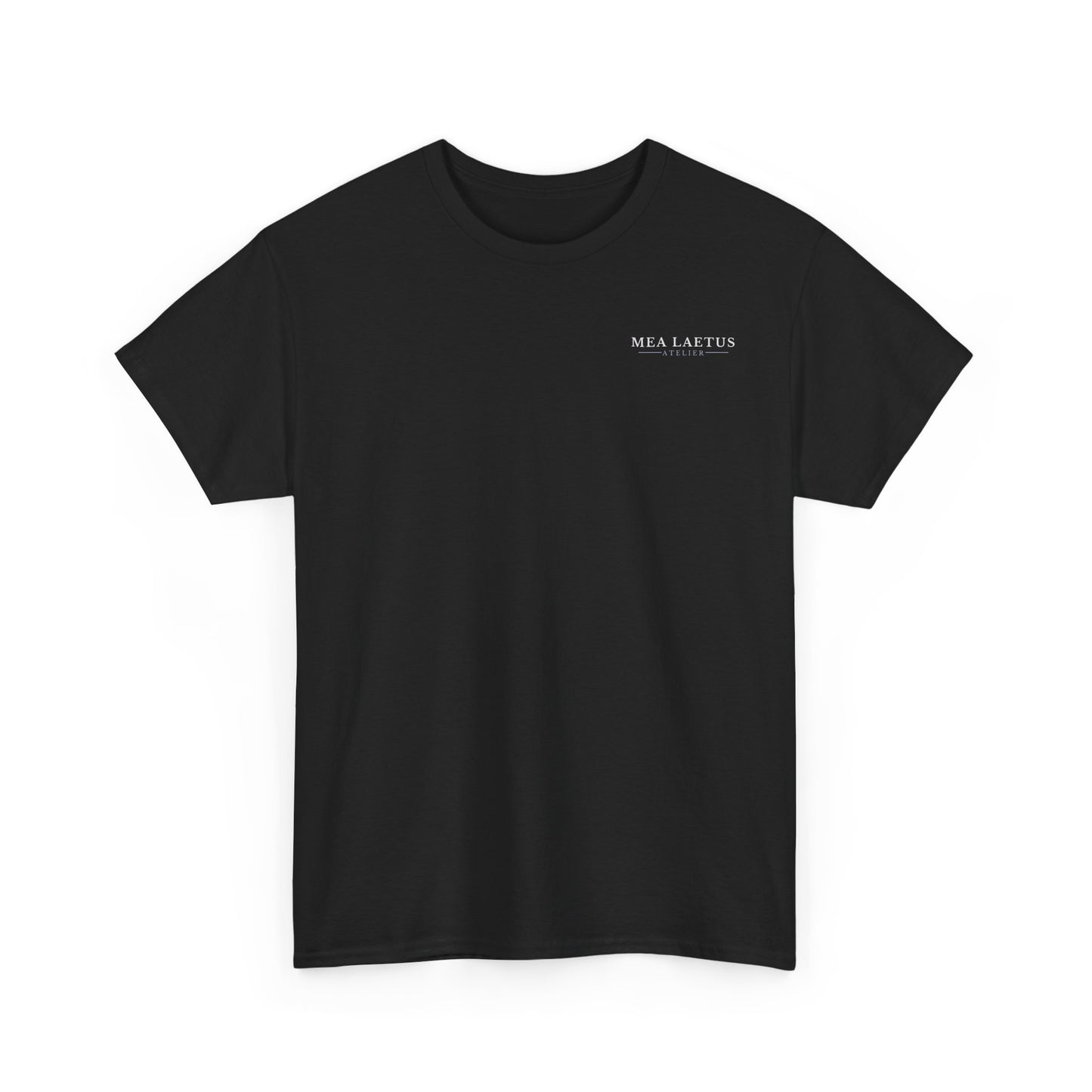 Schwarzes T-Shirt mit kleinem weißem MEA LAETUS Atelier Brustlogo