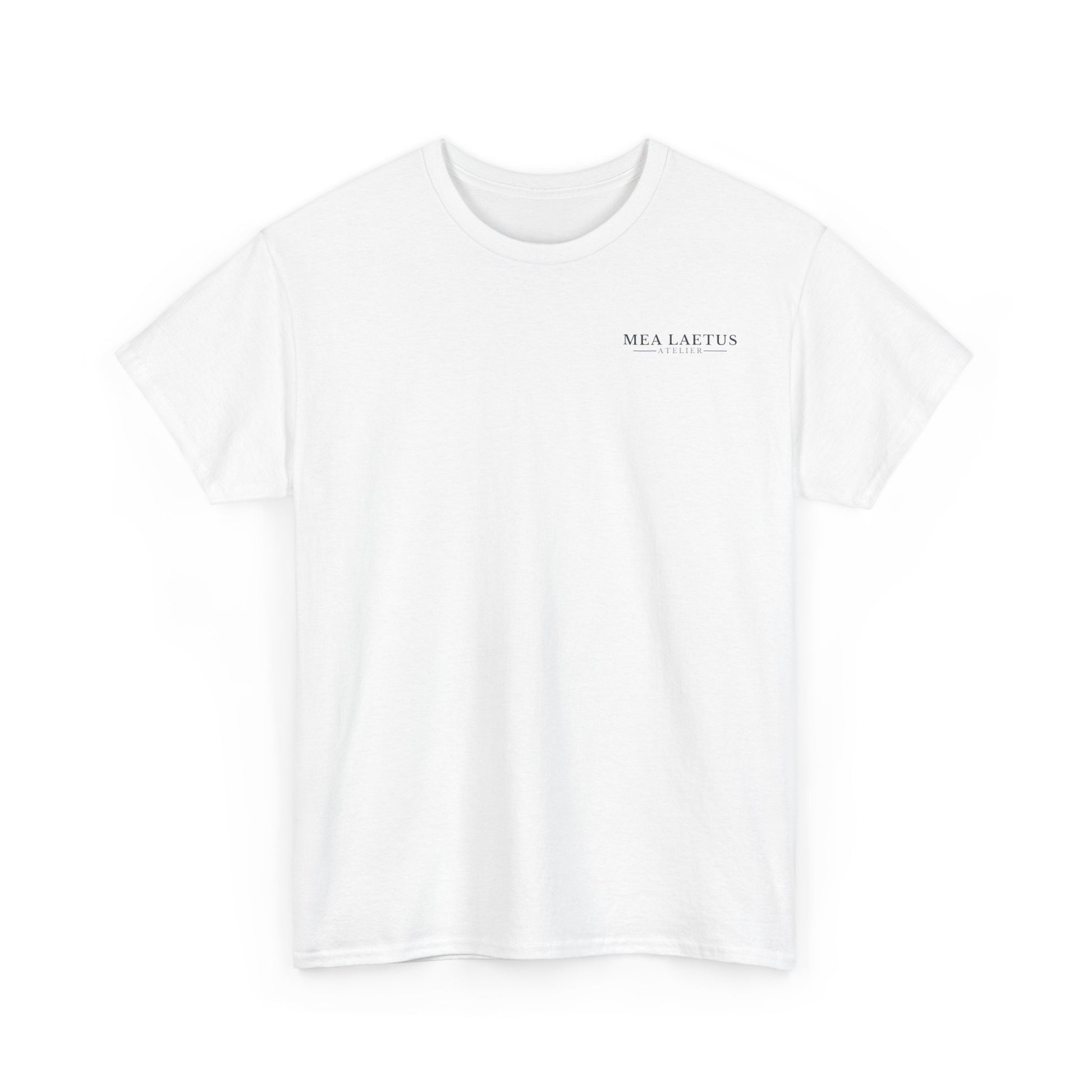 Weißes T-Shirt mit kleinem schwarzen MEA LAETUS Atelier Brustlogo
