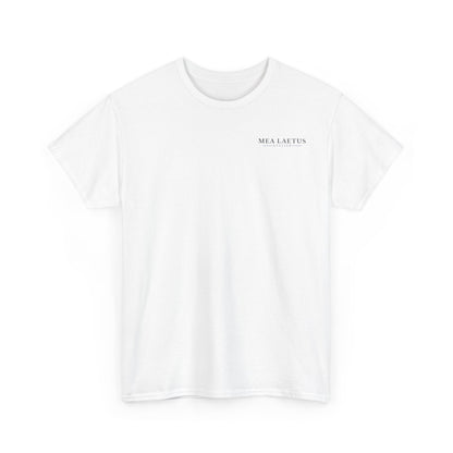 Weißes T-Shirt mit kleinem schwarzen MEA LAETUS Atelier Brustlogo
