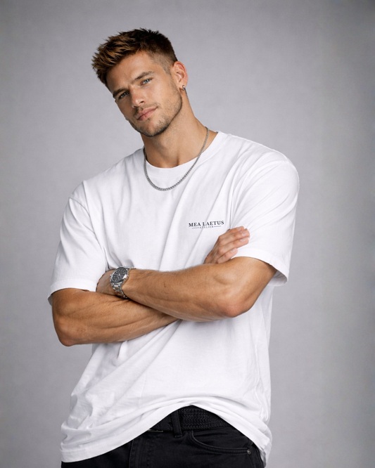 Model trägt weißes T-Shirt mit kleinem schwarzen MEA LAETUS Atelier Brustlogo.