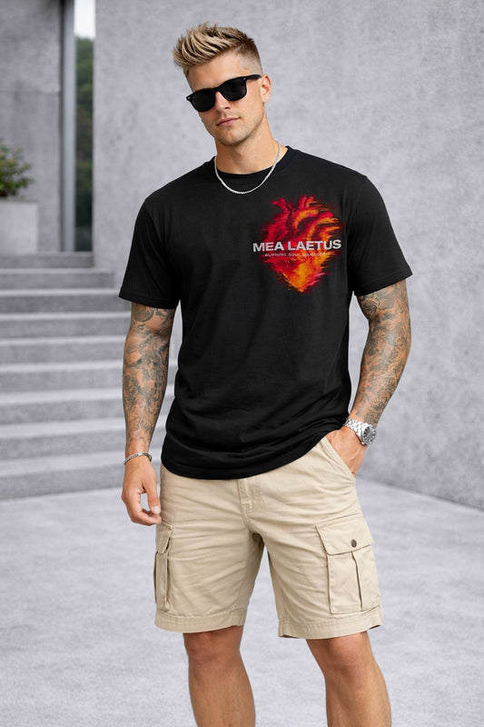 Model trägt schwarzes Burning Soul Tee mit flammendem Herz-Brustprint und beigen Cargo-Shorts.