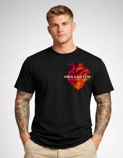 Model trägt schwarzes T-Shirt mit flammendem Herz-Brustprint mit MEA LAETUS Burning Soul Manager Schriftzug.