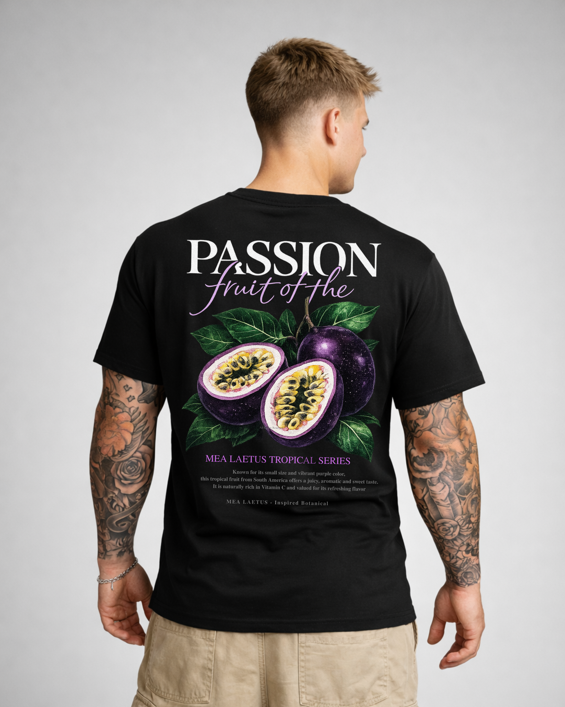 Model trägt schwarzes T-Shirt von MEA LAETUS mit großem Maracuja-Backprint auf dem Rücken.
