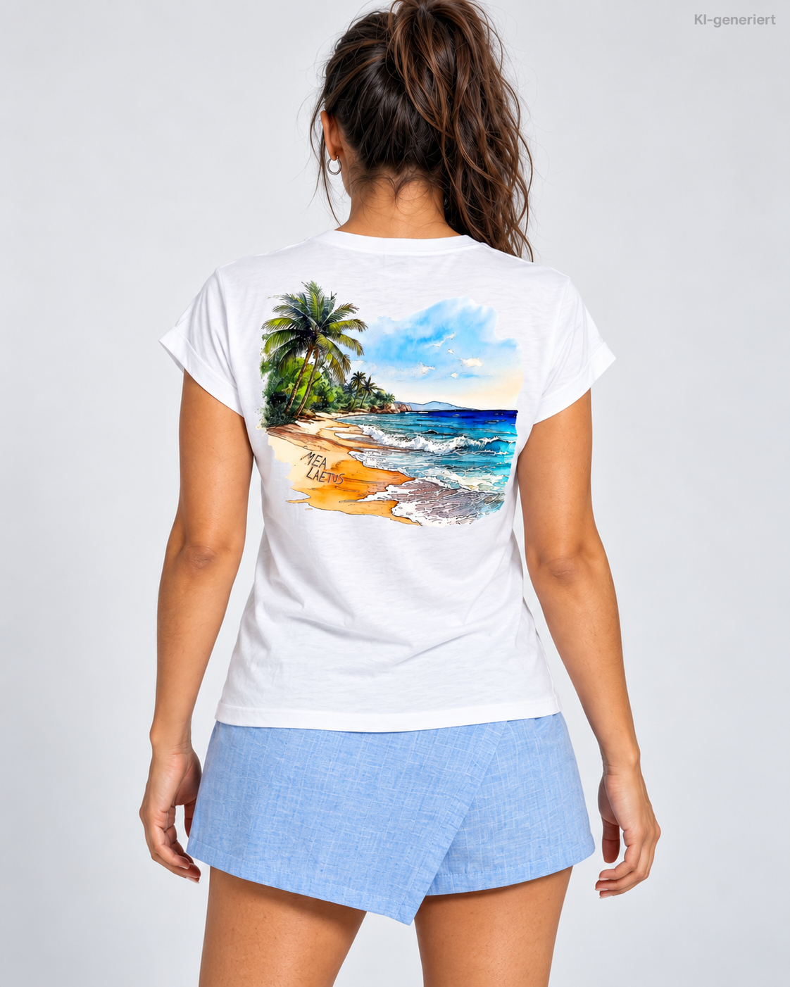 MEA LAETUS weißes Damen-T-Shirt Holiday Sky – Studio-Nahaufnahme des tropischen Strandmotivs auf dem Rücken.