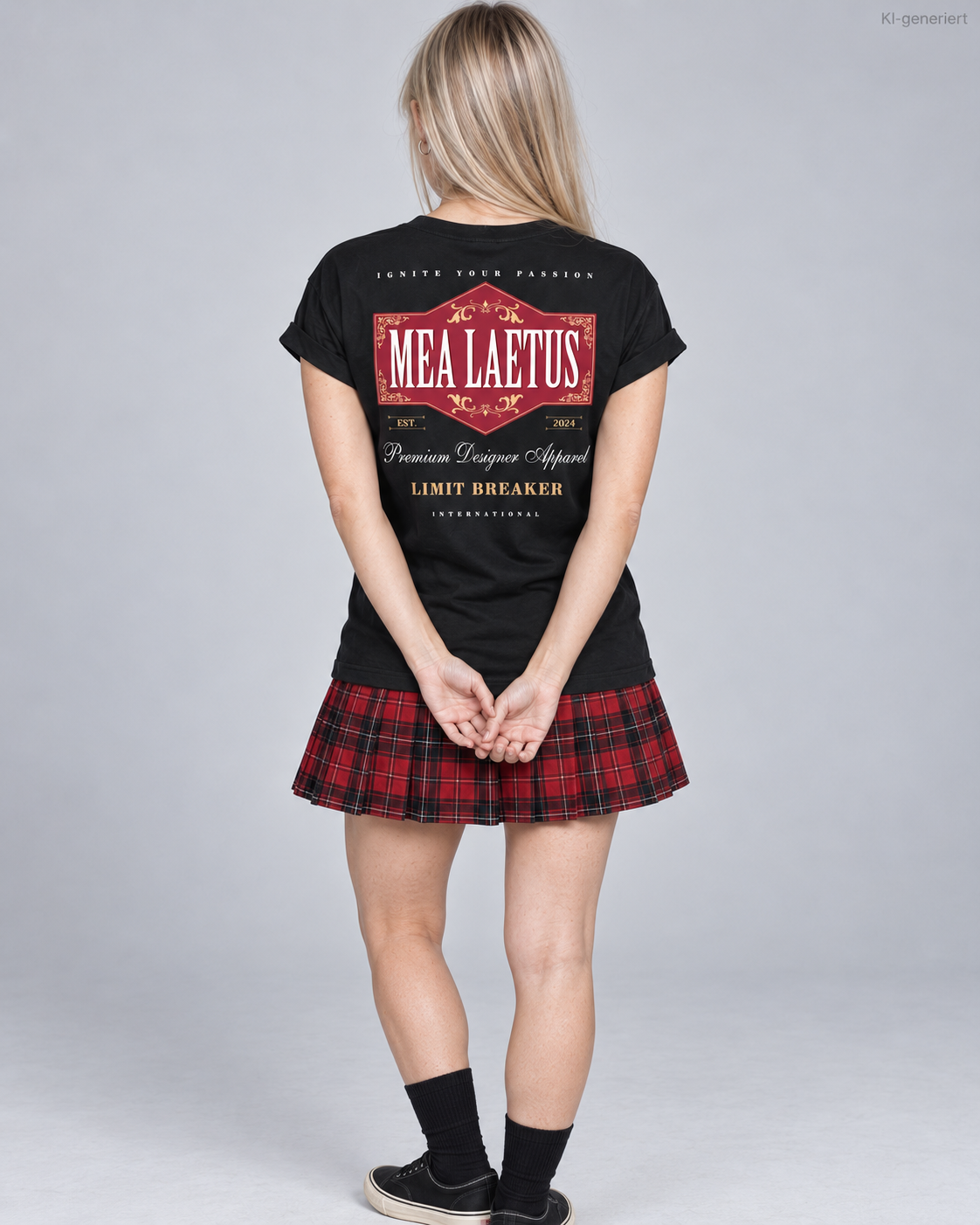 MEA LAETUS Damen-T-Shirt in Schwarz mit rotem Emblem und goldweißen Schriftzügen – Limitbreaker-Rückenprint im Studio.
