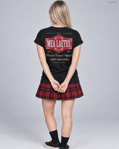 MEA LAETUS Damen-T-Shirt in Schwarz mit rotem Emblem und goldweißen Schriftzügen – Limitbreaker-Rückenprint im Studio.