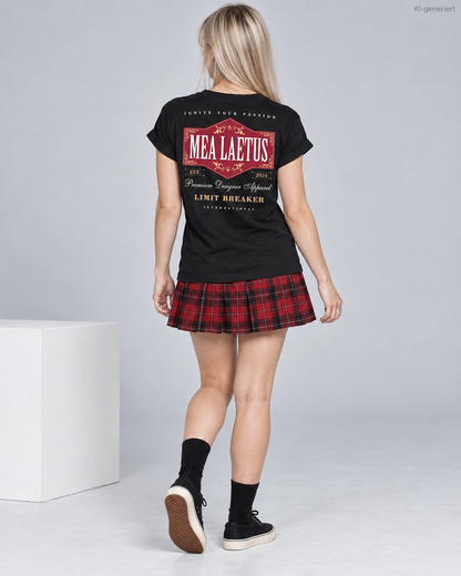 Schwarzes Damen-T-Shirt Limitbreaker von MEA LAETUS – vollständiger roter Rückenprint am gehenden Model im Studio.