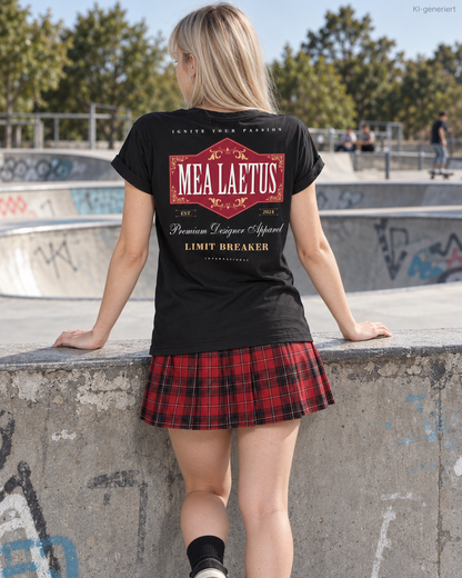 MEA LAETUS schwarzes Damen-T-Shirt mit großem roten Limitbreaker-Rückenprint – Model am Bowl-Rand im Skatepark.