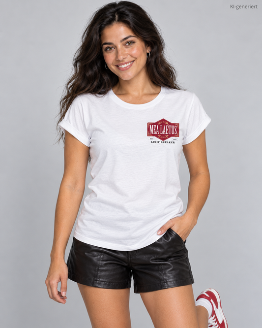 MEA LAETUS weißes Damen-T-Shirt mit rotem Limitbreaker-Brustemblem – Frontansicht am Model im Studio.