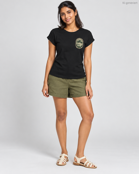 MEA LAETUS schwarzes Damen-T-Shirt Palmen Edition – Studio-Frontansicht mit olivgrünen Shorts.