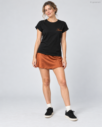 MEA LAETUS schwarzes Damen-T-Shirt Saints – Studio-Frontansicht mit kupferfarbenem Rock.