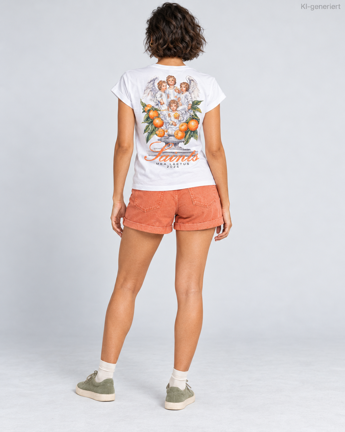 MEA LAETUS weißes Damen-T-Shirt Saints – Studio-Rückenansicht mit Engel- und Orangenmotiv.