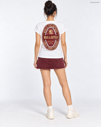 MEA LAETUS Damen-T-Shirt World Champions RED in Weiß – vollständiger rot-goldener Rückenprint im Studio.