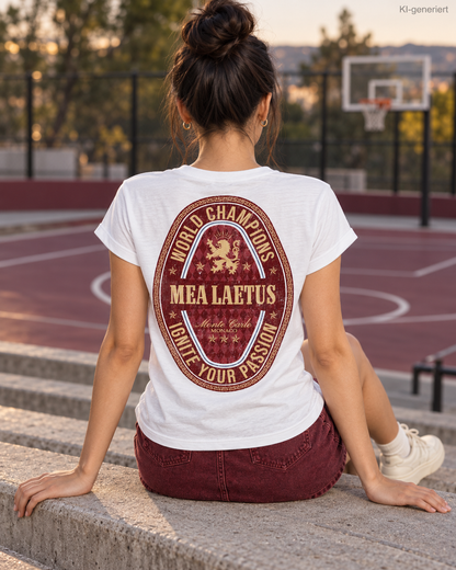 Weißes Damen-T-Shirt World Champions RED von MEA LAETUS – vollständiges Rückenmotiv am sitzenden Model auf der Tribüne.