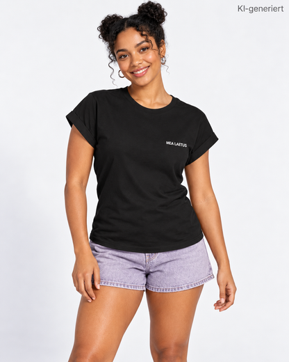 MEA LAETUS Essential Ladies Damen T-Shirt in Schwarz – Nähere Frontansicht mit MEA LAETUS Logo und Rundhalsausschnitt.