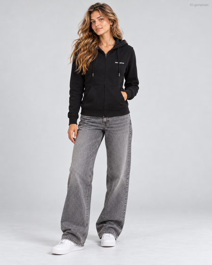 MEA LAETUS Essentials Damen Sweatjacke Schwarz – Studio Frontansicht mit weißem Brustlogo und dunklem Reißverschluss