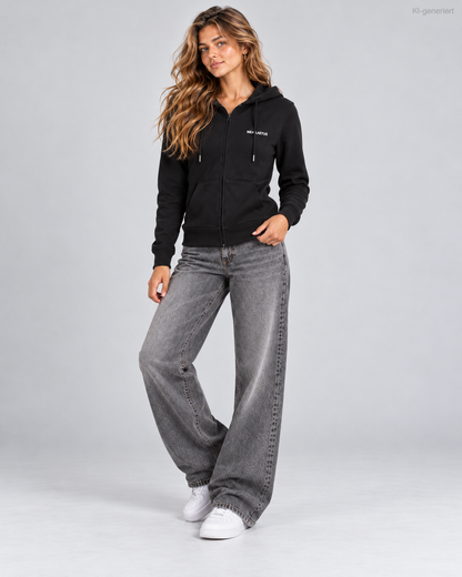 MEA LAETUS Essentials Damen Sweatjacke Schwarz – Studioporträt mit weißem Brustlogo