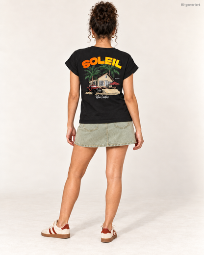 MEA LAETUS Finca Soleil Damen T-Shirt in Schwarz – Studio-Rückansicht mit großem Soleil-Print, Palmen und Finca.