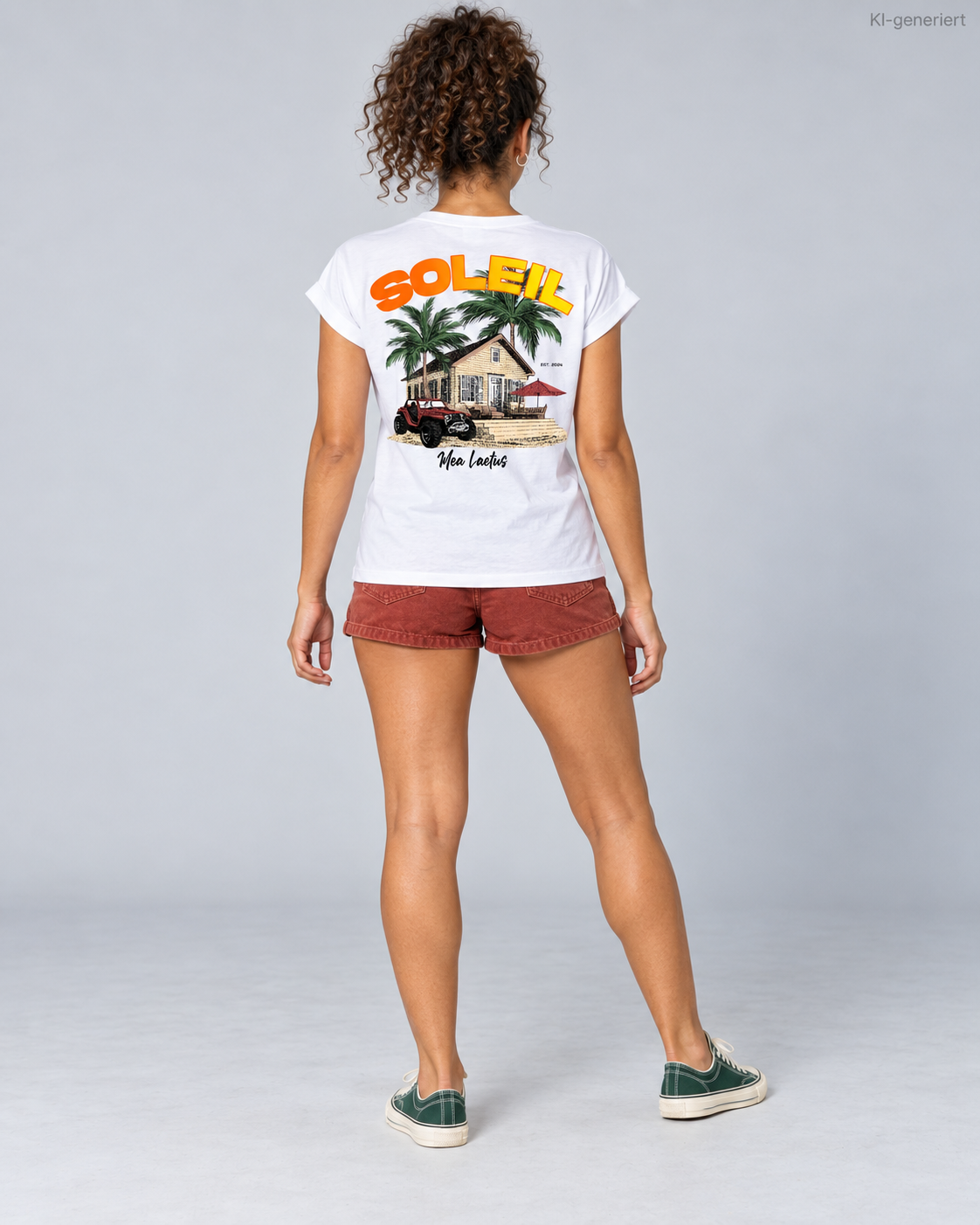 MEA LAETUS Finca Soleil Damen T-Shirt in Weiß – Studio-Rückansicht mit großem SOLEIL Motiv, Strandhaus und rotem Geländewagen