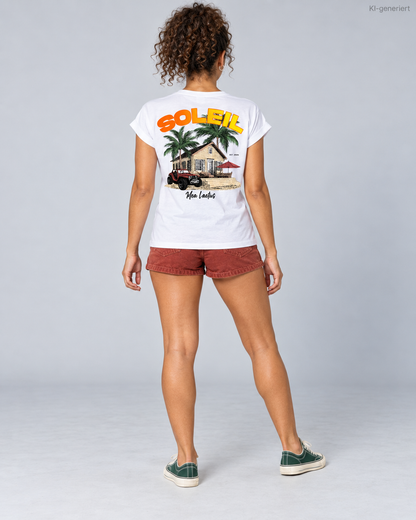 MEA LAETUS Finca Soleil Damen T-Shirt in Weiß – Studio-Rückansicht mit großem SOLEIL Motiv, Strandhaus und rotem Geländewagen