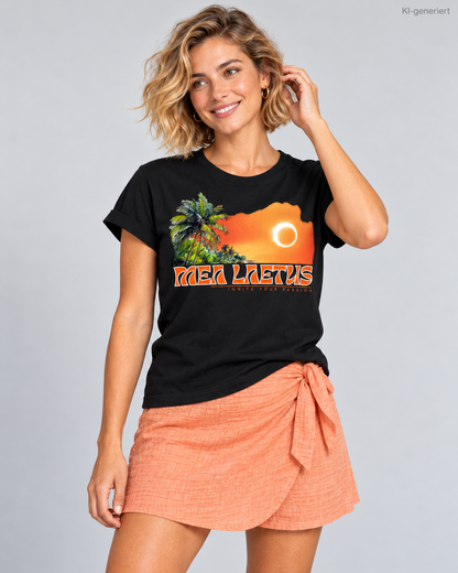 MEA LAETUS Holiday Sunset Damen T-Shirt in Schwarz – Nähere Studio-Frontansicht des Palmenprints mit MEA LAETUS Schriftzug