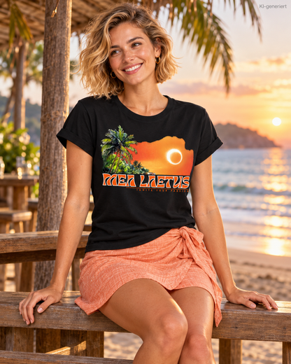 MEA LAETUS Holiday Sunset Damen T-Shirt in Schwarz – Frontansicht sitzend an einer Beachbar im Sonnenuntergang