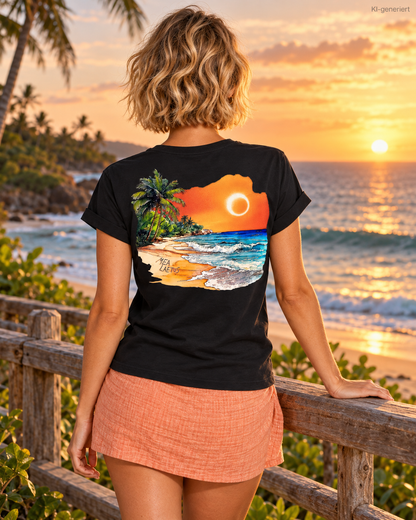 MEA LAETUS Holiday Sunset Damen T-Shirt in Schwarz – Rückansicht an einer Holzreling mit Strandprint im Abendlicht