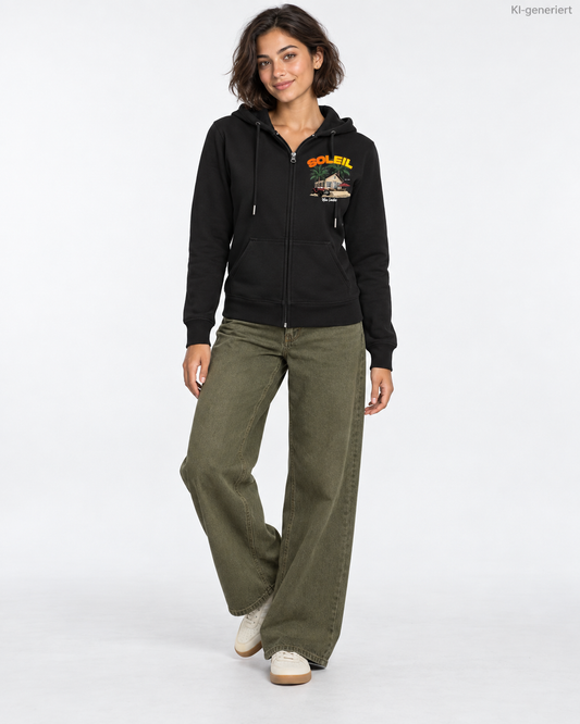 MEA LAETUS Ladies Sweatjacke Finca Soleil in Schwarz – Studio-Frontansicht mit kleinem Soleil-Brustmotiv und olivfarbener langer Hose.
