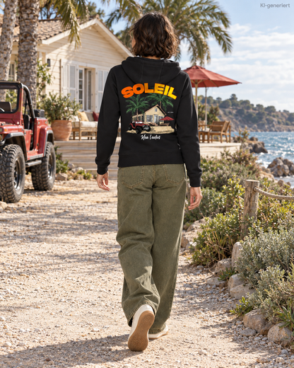 MEA LAETUS Ladies Sweatjacke Finca Soleil in Schwarz – Rückenansicht beim Gehen auf dem Küstenweg.