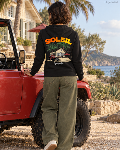 MEA LAETUS Ladies Sweatjacke Finca Soleil in Schwarz – Rückenansicht neben einem roten Geländewagen mit großem Soleil-Print.