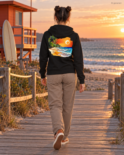 MEA LAETUS Ladies Sweatjacke Holiday Sunset in Schwarz – Rückenansicht beim Gehen am Meer.