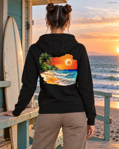 MEA LAETUS Ladies Sweatjacke Holiday Sunset in Schwarz – Rückenansicht am Rettungsschwimmerhäuschen mit großem Strandprint.