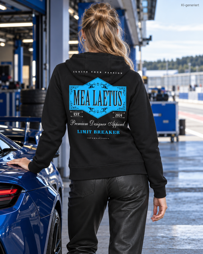 MEA LAETUS Damen Sweatjacke Limitbreaker Emblem Blau in Schwarz – Rückansicht neben einem blauen Sportwagen.